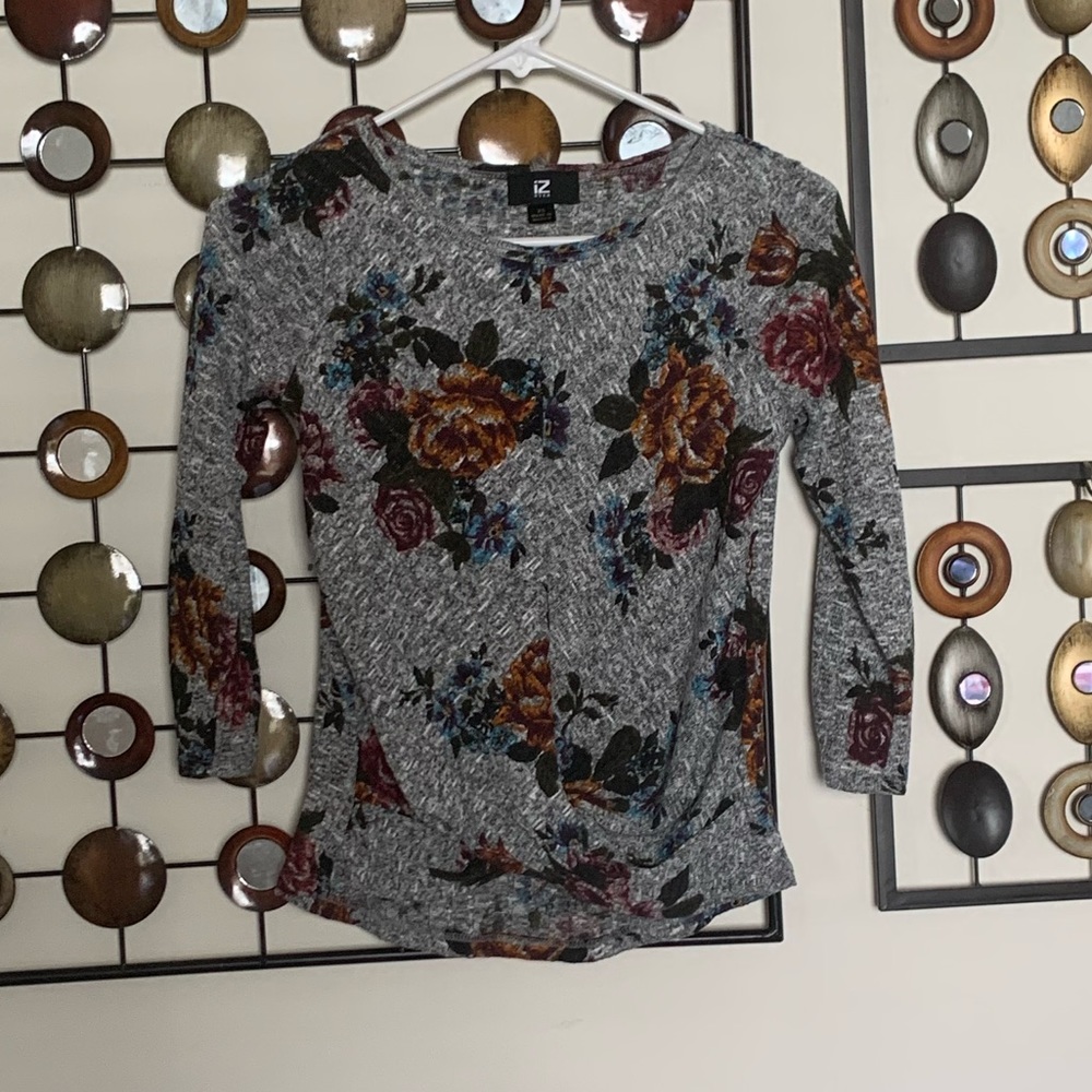 IZ BYER twist front gray floral top
